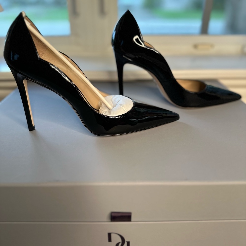 Stuart Weitzman 100 scalloped patent-leather pumps. - Picture 6 of 9